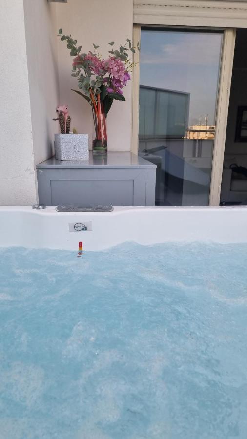 Penthouse 40 In Trastevere With Seasonally Jacuzzi Рим Екстериор снимка
